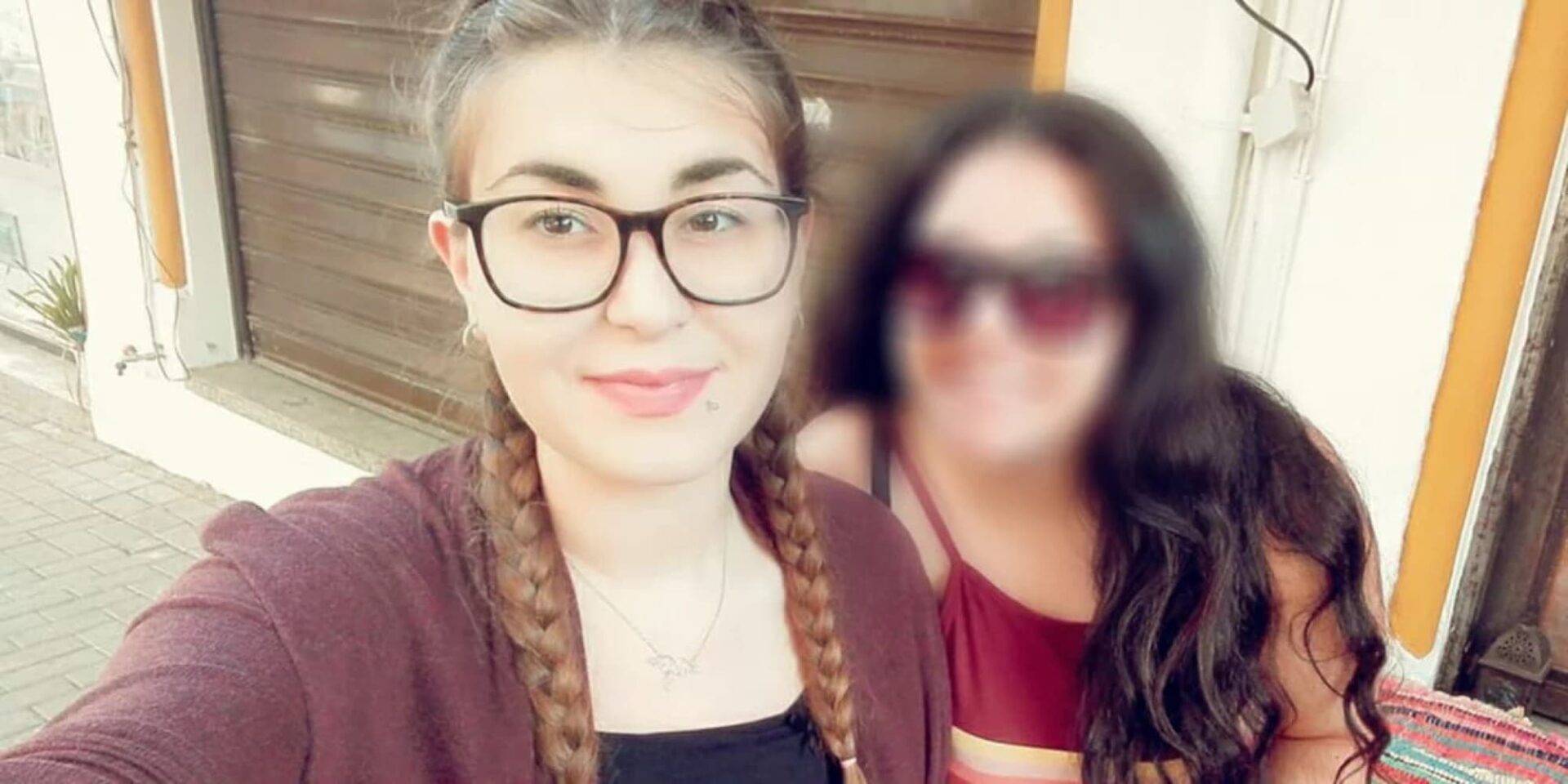 Η Ελένη Τοπαλούδη με μία φίλη της