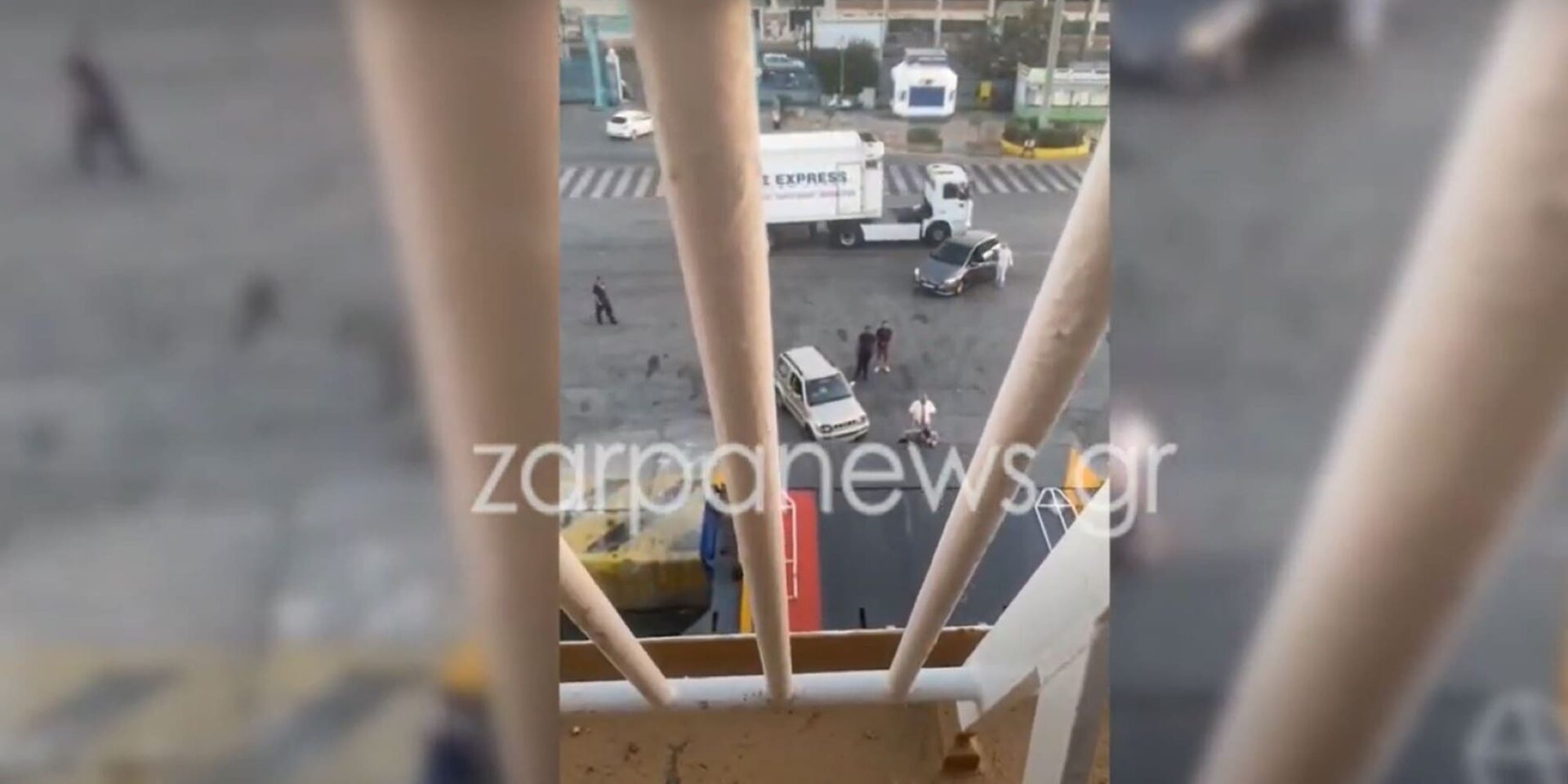 Αργοπορημένος επιβάτης στον Πειραιά σκαρφάλωσε στον καταπέλτη για να μπει στο πλοίο
