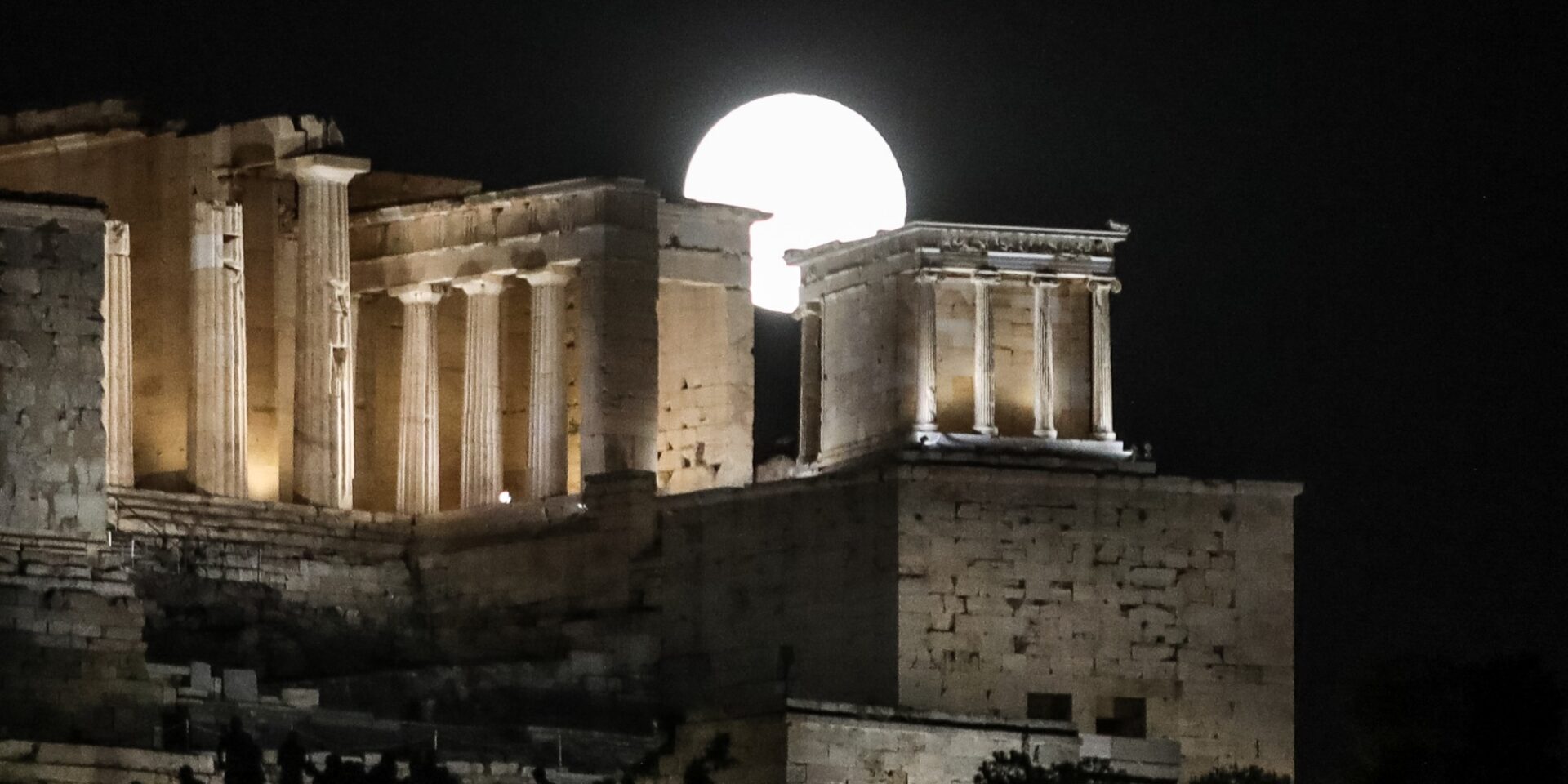 Η πανσέληνος του Αυγούστου πάνω από την Ακρόπολη