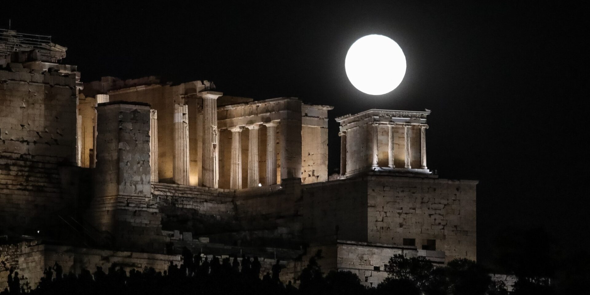 Η πανσέληνος του Αυγούστου πάνω από την Ακρόπολη