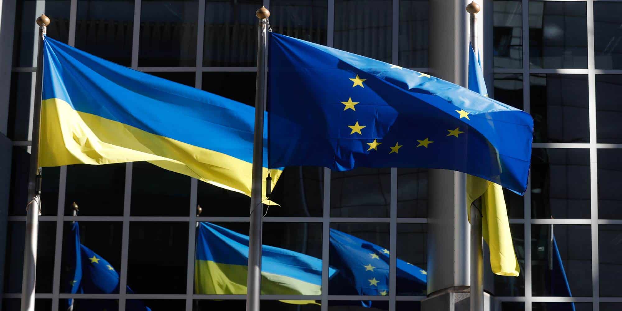 Ουκρανικές σημαίες μπροστά από το Ευρωπαϊκό Κοινοβούλιο