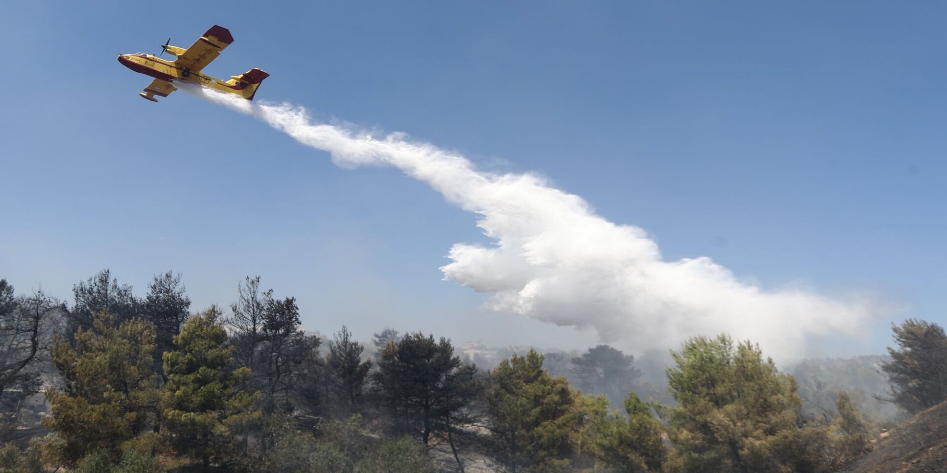 Ελικόπτερο στη μάχη κατάσβεσης πυρκαγιάς