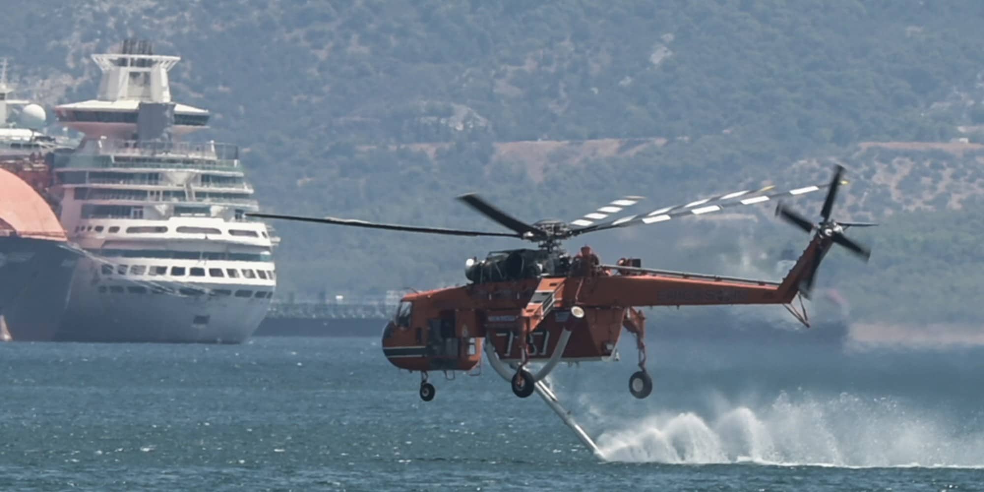 Ελικόπτερο επιχειρεί στη φωτιά στη Νέα Πέραμο