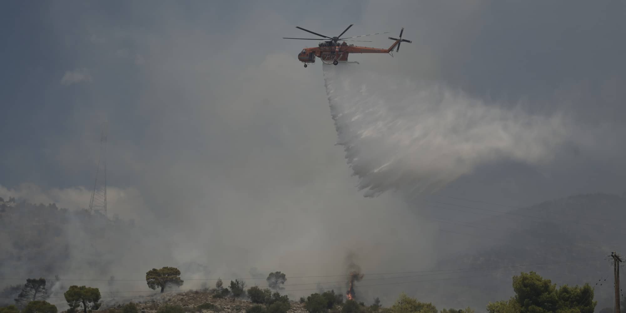 Ελικόπτερο επιχειρεί στη φωτιά στη Νέα Πέραμο