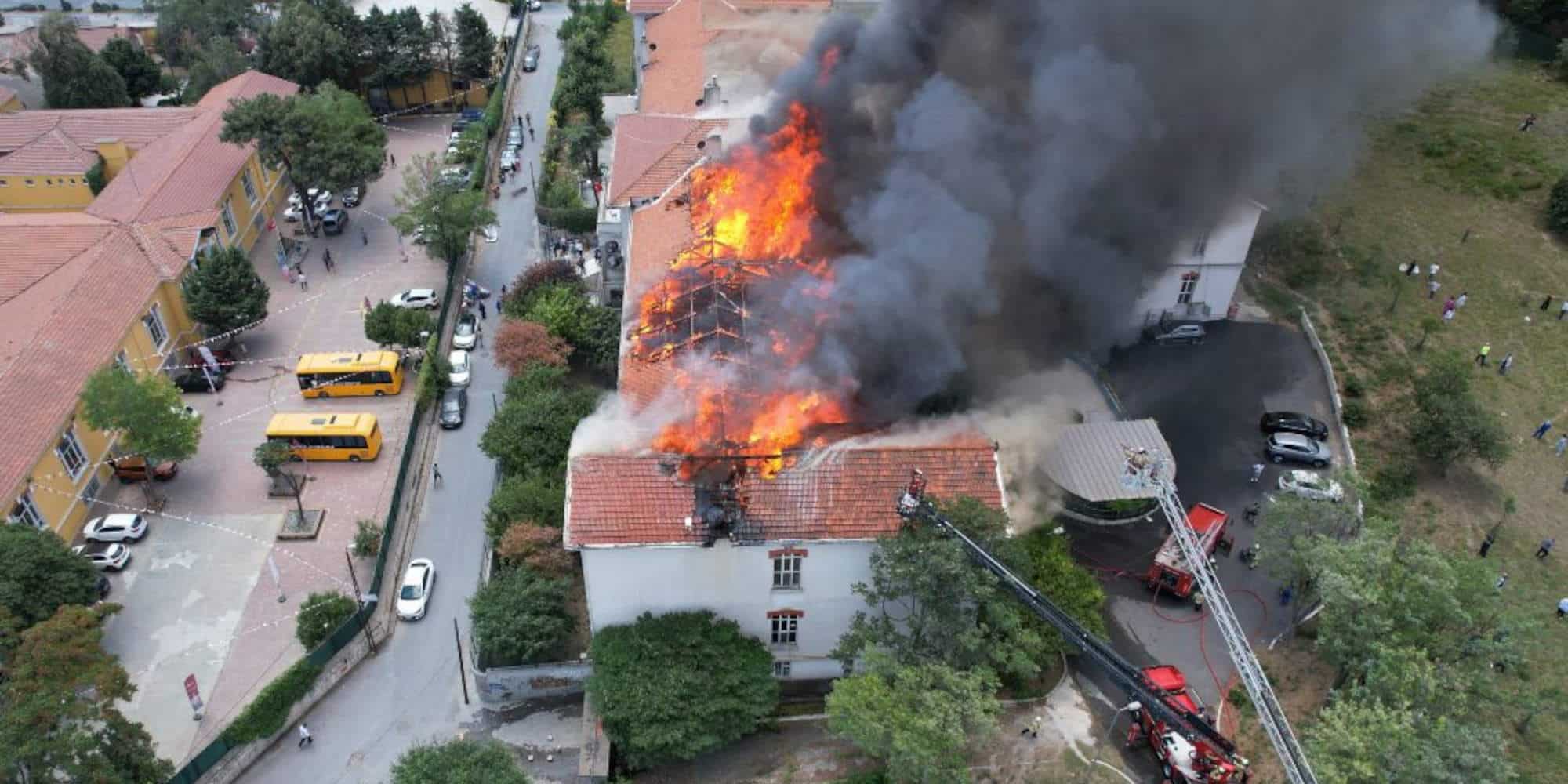 Η φωτιά καταστρέφει την οροφή στο νοσοκομείο Βαλουκλή