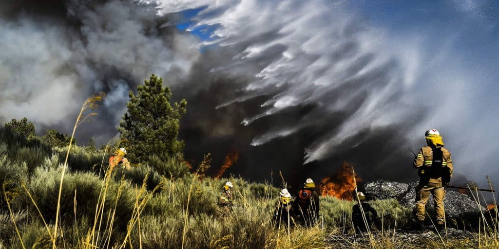 Πυροσβέστης επιχειρεί στο μέτωπο της φωτιάς στην Πορτογαλία