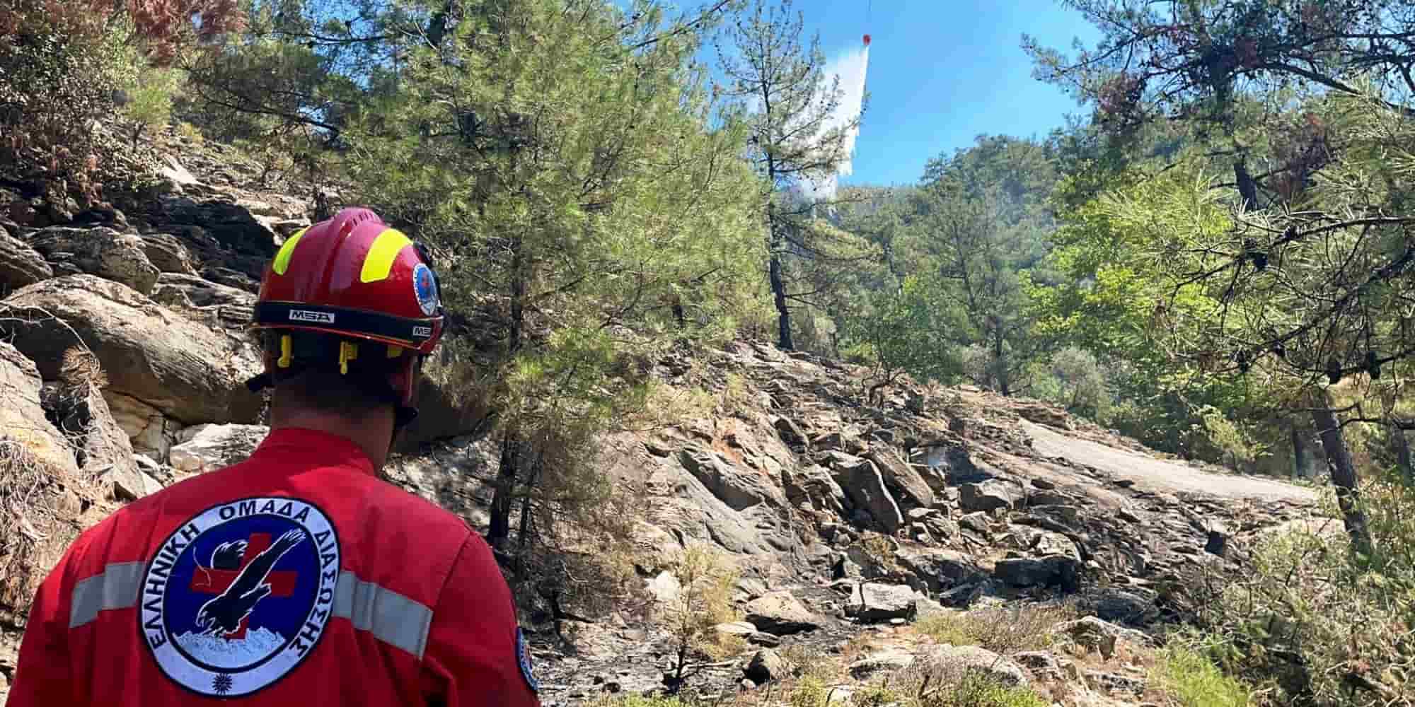 Άνδρας της Ελληνικής Ομάδας Διάσωσης στη φωτιά στη Θάσο