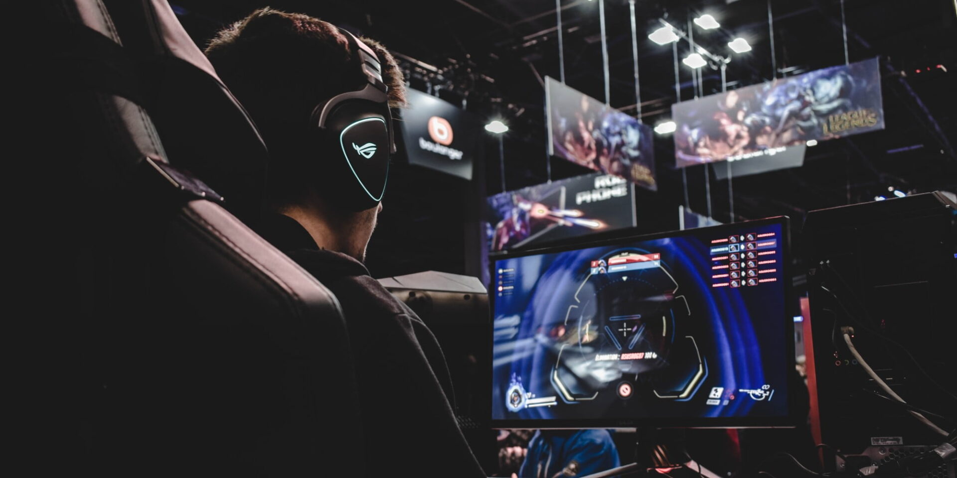 Gamer παίζει παιχνίδια στον υπολογιστή