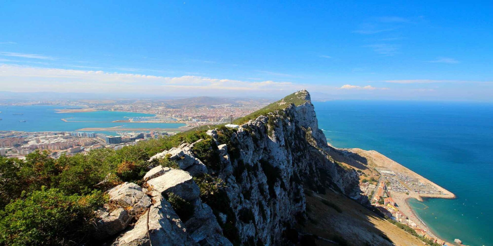 Το Γιβραλτάρ, η μικρή βραχώδης χερσόνησος που αναγνωρίστηκε ως πόλη από την Βρετανία με καθυστέρηση 180 ετών