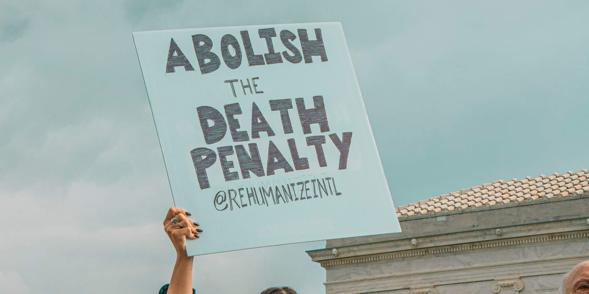 Πανό που καταδικάζει τη θανατική ποινή στο Τέξας
