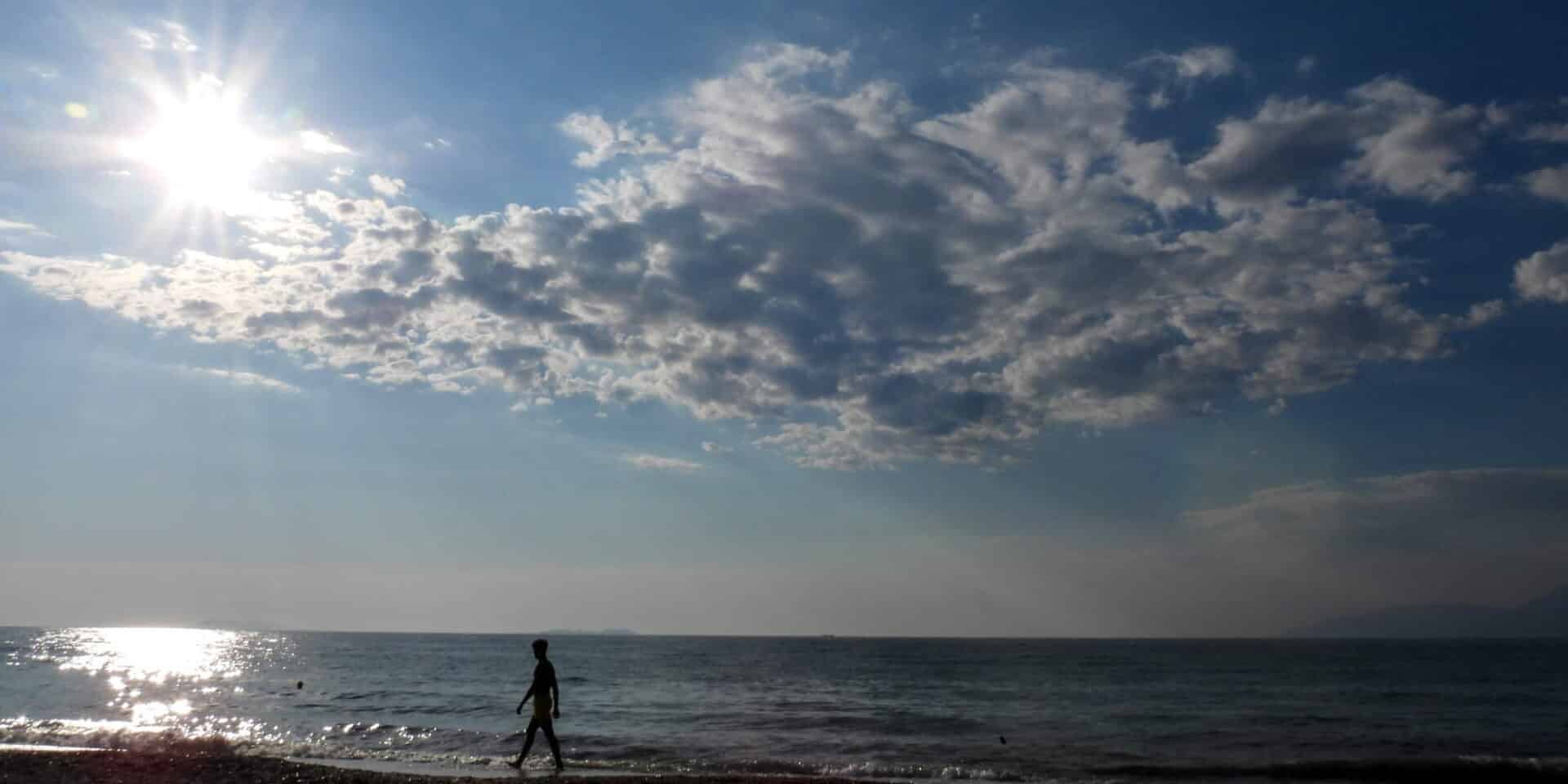 Ελαφρά συννεφιασμένος καιρός σε παραλία