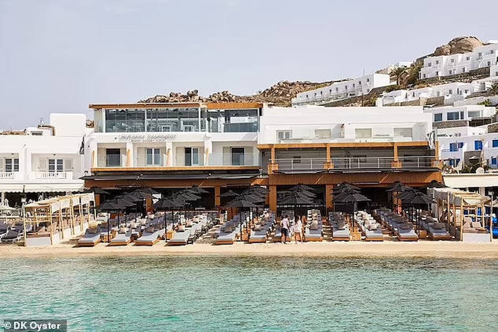 Daily Mail για γνωστό beach bar στην Μύκονο: «533 ευρώ για ένα Μοχίτο, ένα Red Bull και δύο πιάτα μουσακά» (εικόνες)