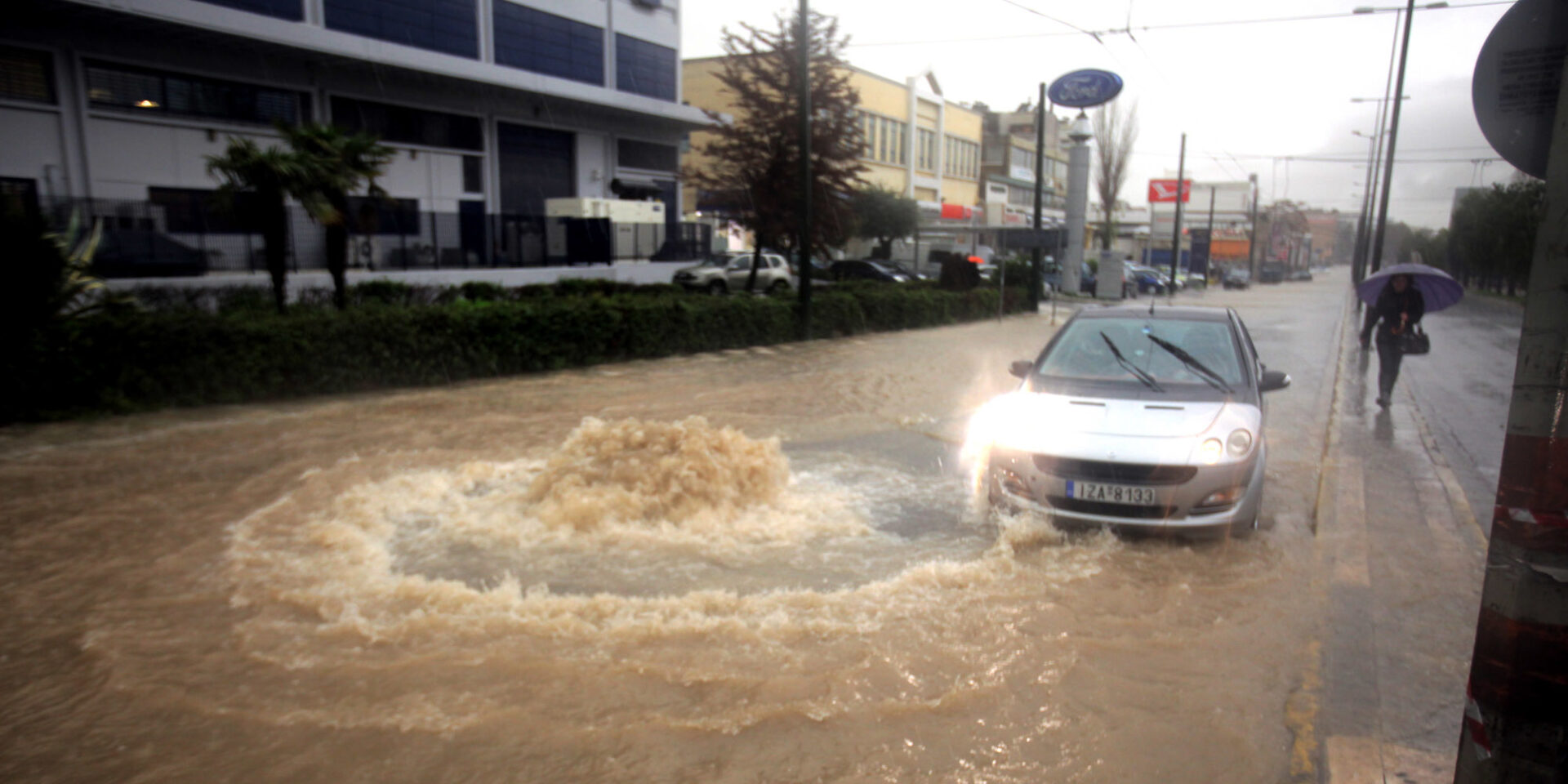 Έκλεισε η Πειραιώς μετά την καταιγίδα