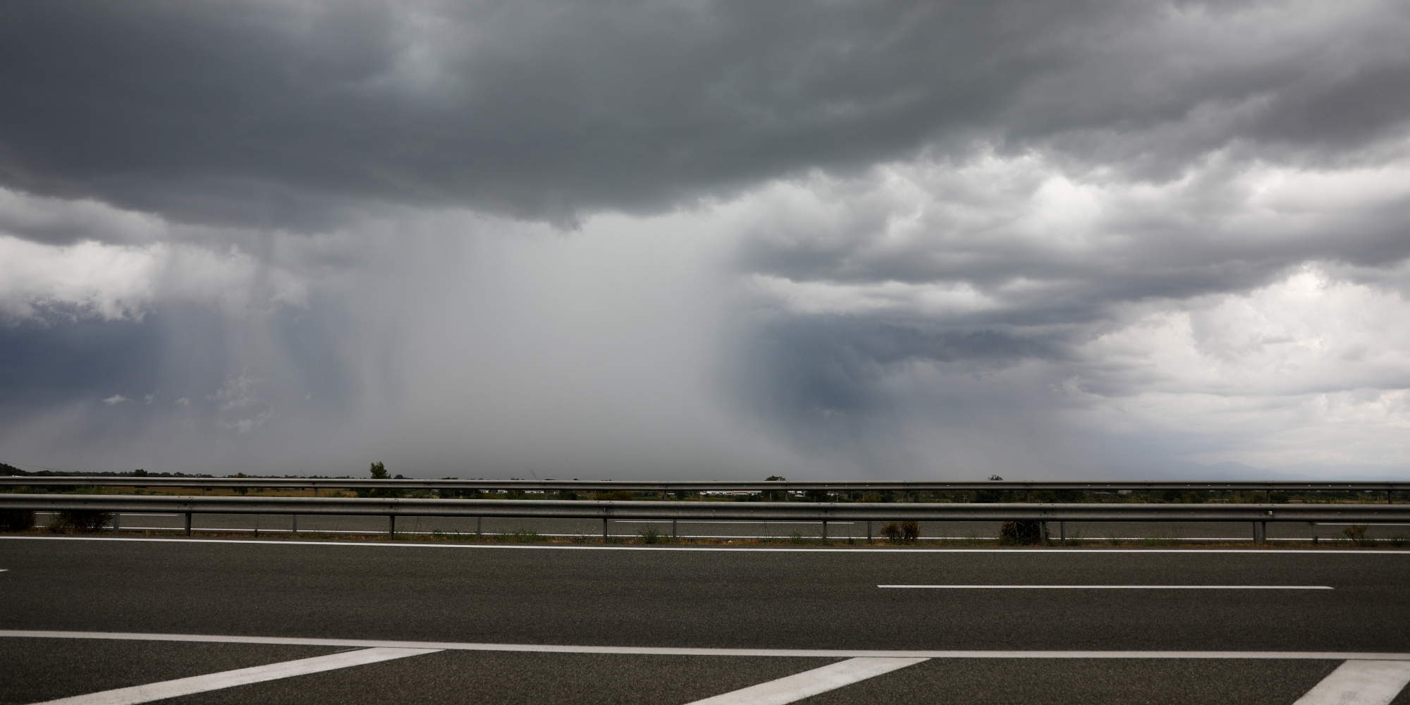 Κακοκαιρία στο Αγρίνιο, τα σύννεφα μοιάζουν απειλητικά στην άκρη του οδοστρώματος