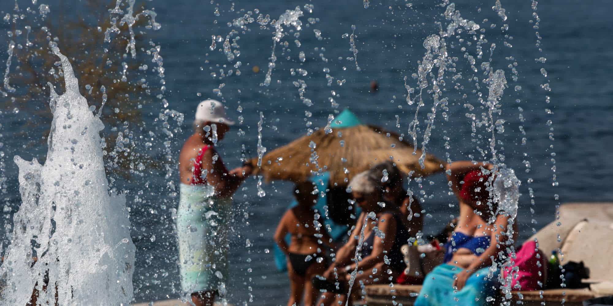 Ζεστός ο καιρός στην Αττική, πολίτες δροσίζονται στην παραλία του Παλαιού Φαλήρου