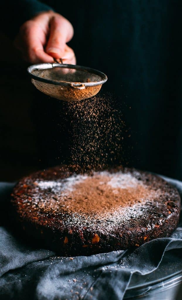Φανουρόπιτα πασπαλισμένη με ζάχαρη άχνη και κανέλα / Φωτογραφία: Unsplash