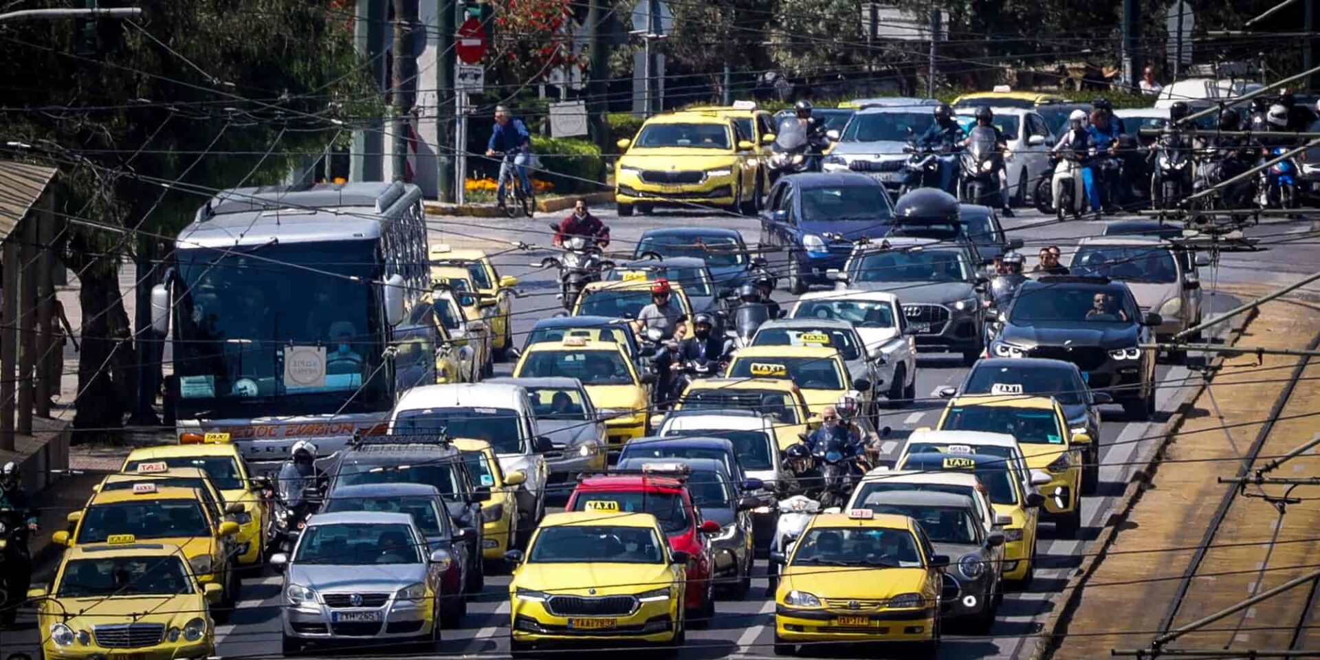 Αυτοκίνητα σε κίνηση στον δρόμο - αυτοκίνητο