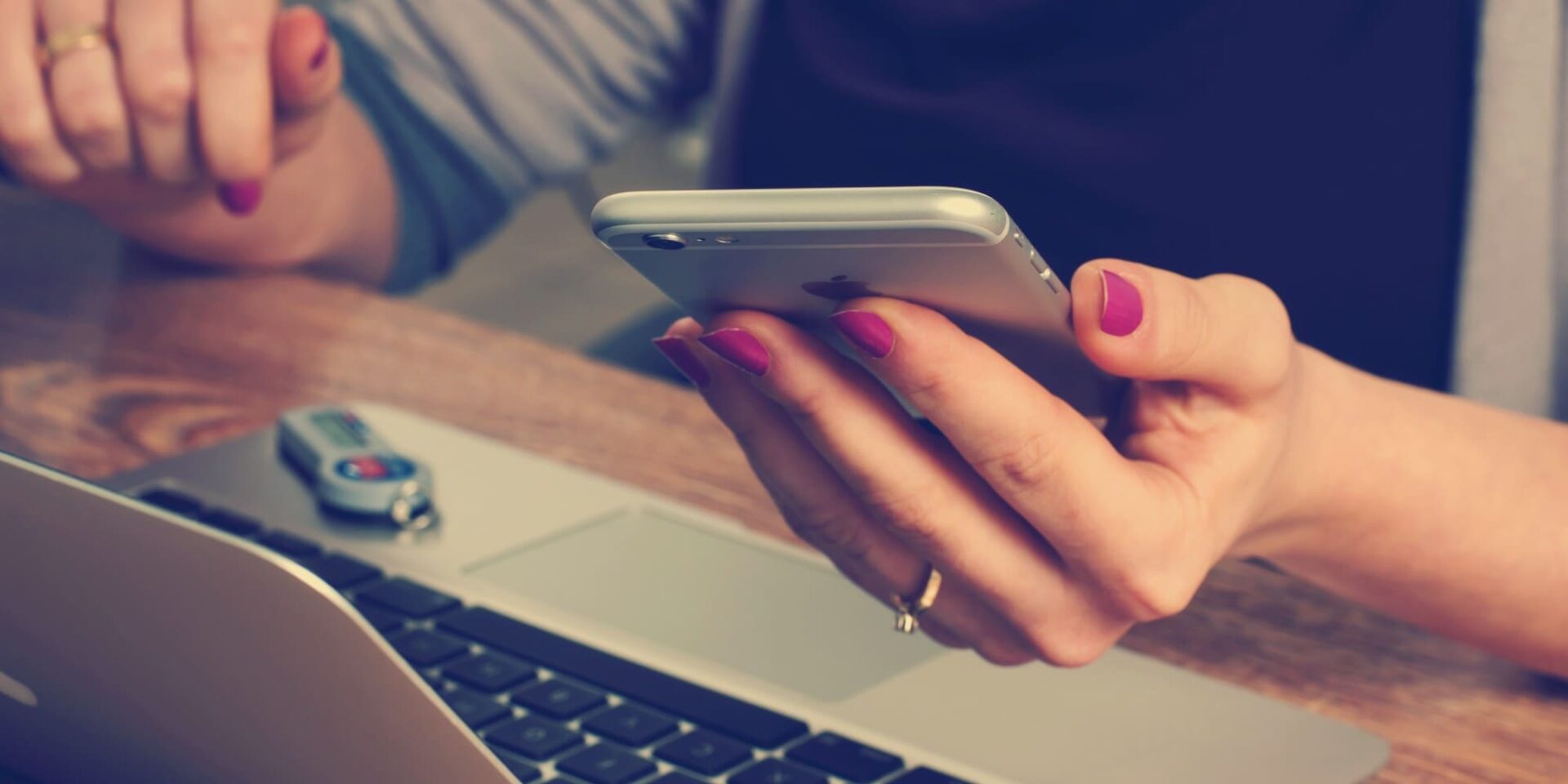 Γυναίκα με το κινητό και το laptop της - SMS