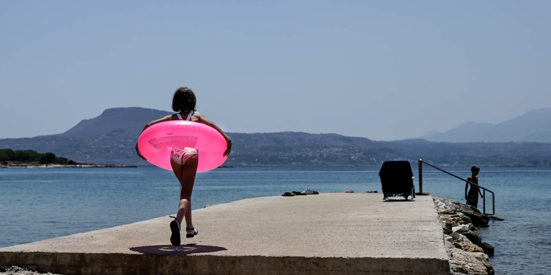 Κοριτσάκι στην παραλία με σωσίβιο