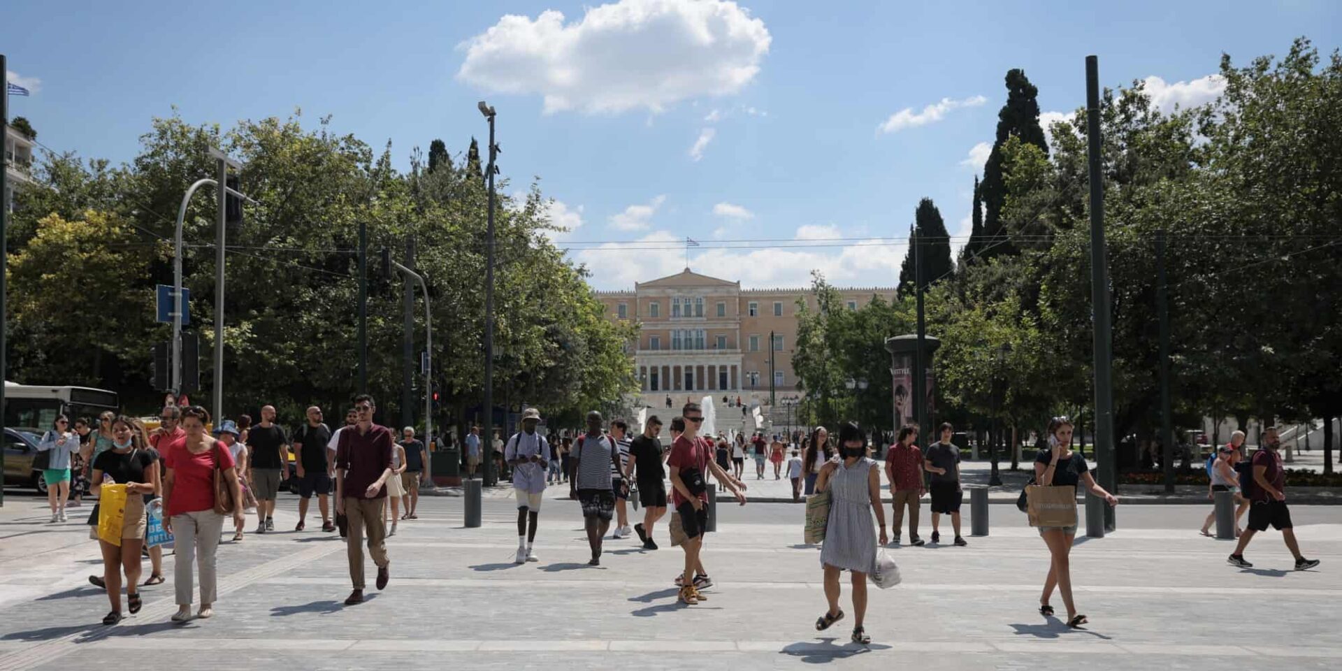 Κόσμος στο κέντρο της Αθήνας, στο Σύνταγμα