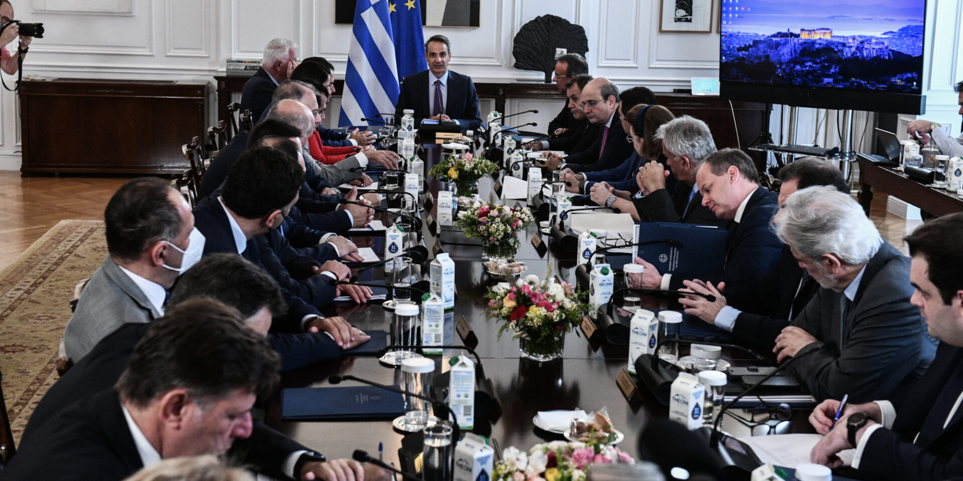 Ο Κυριάκος Μητσοτάκης με το υπουργικό συμβούλιο