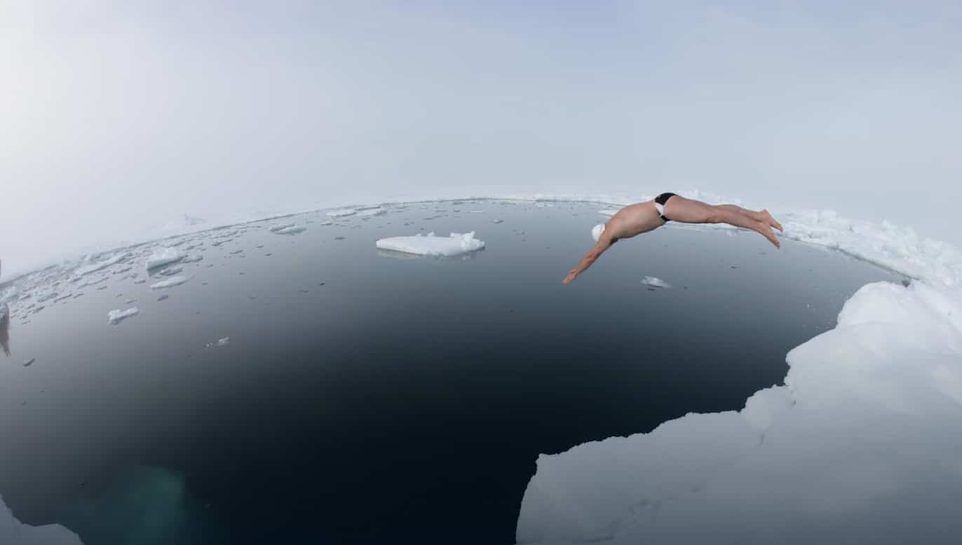 lewis pugh kolympi - Lewis Pugh: Κολυμπά για την ευαισθητοποίηση σχετικά με την κλιματική κρίση