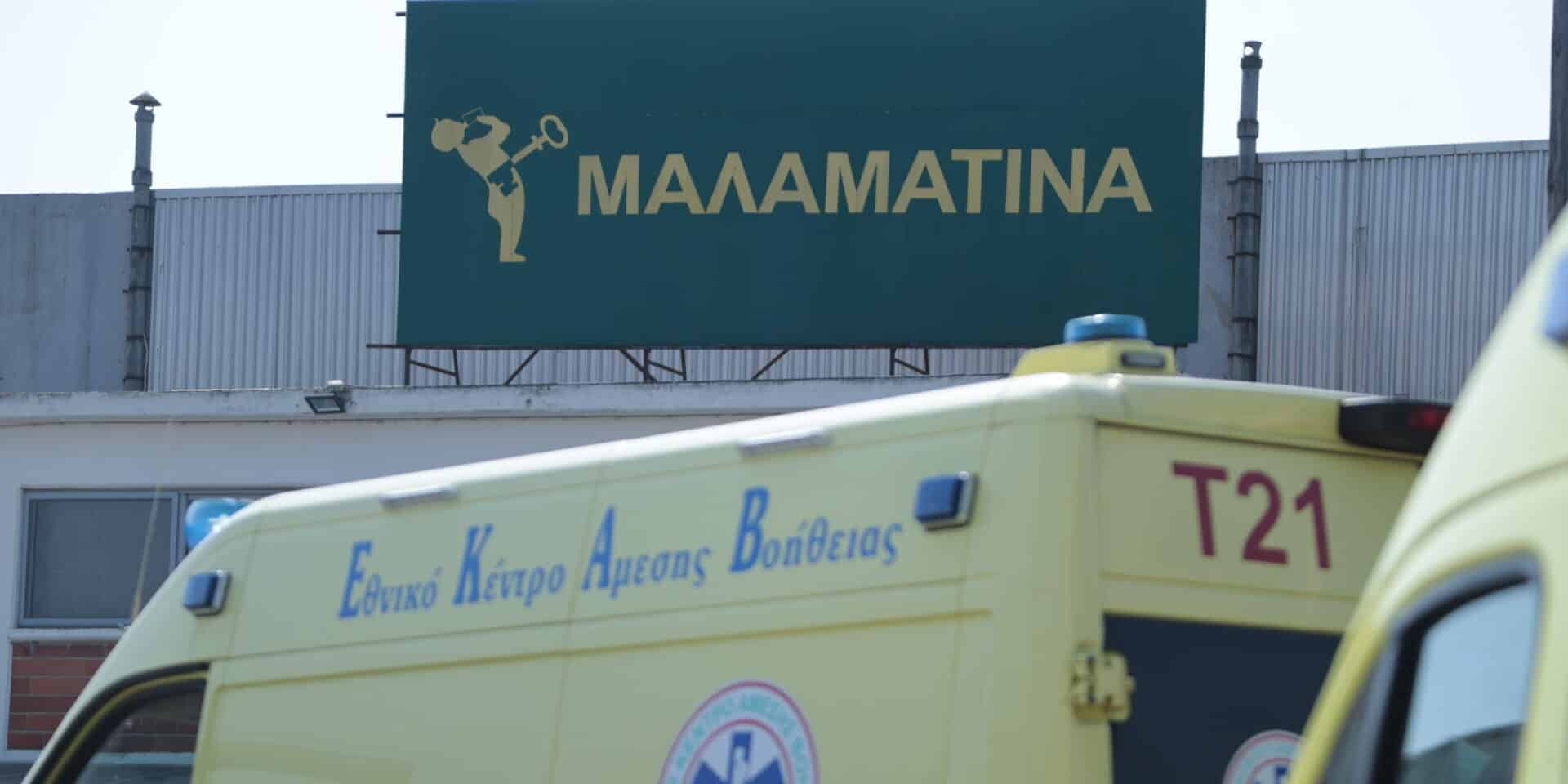 Ασθενοφόρο του ΕΚΑΒ έξω από τη Μαλαματίνα