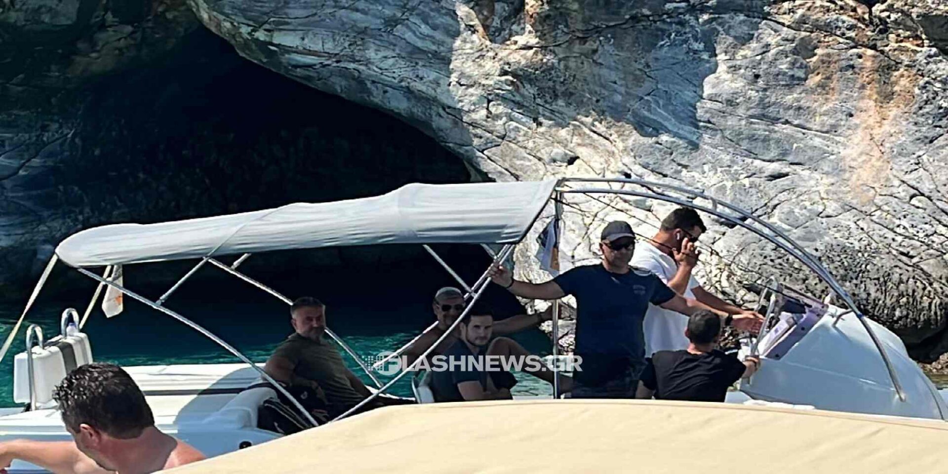 Στην παραλία των Μαρμάρων στα Σφακιά ο Κυριάκος Μητσοτάκης