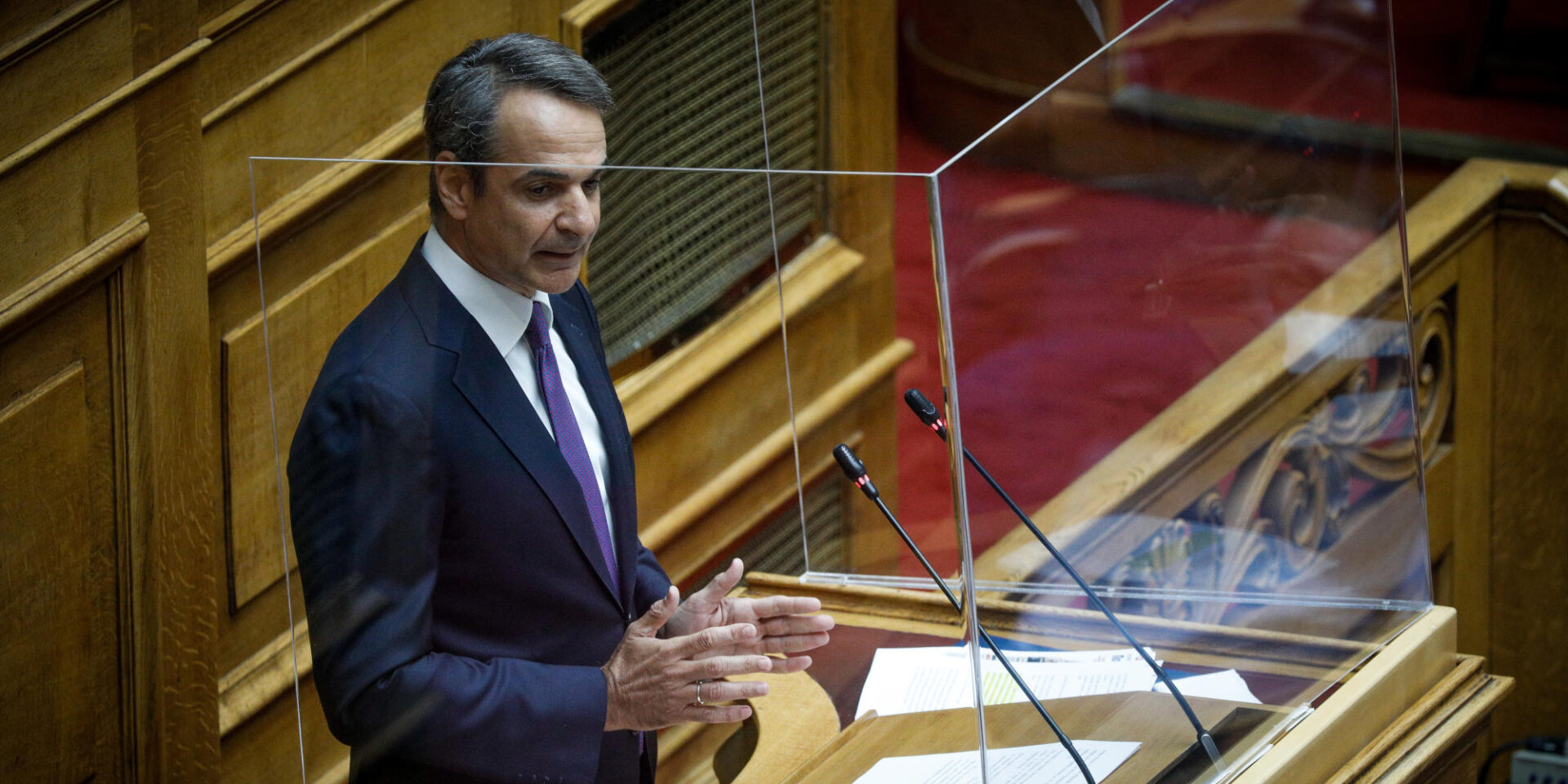 Στο βήμα της Βουλής ο Κυριάκος Μητσοτάκης