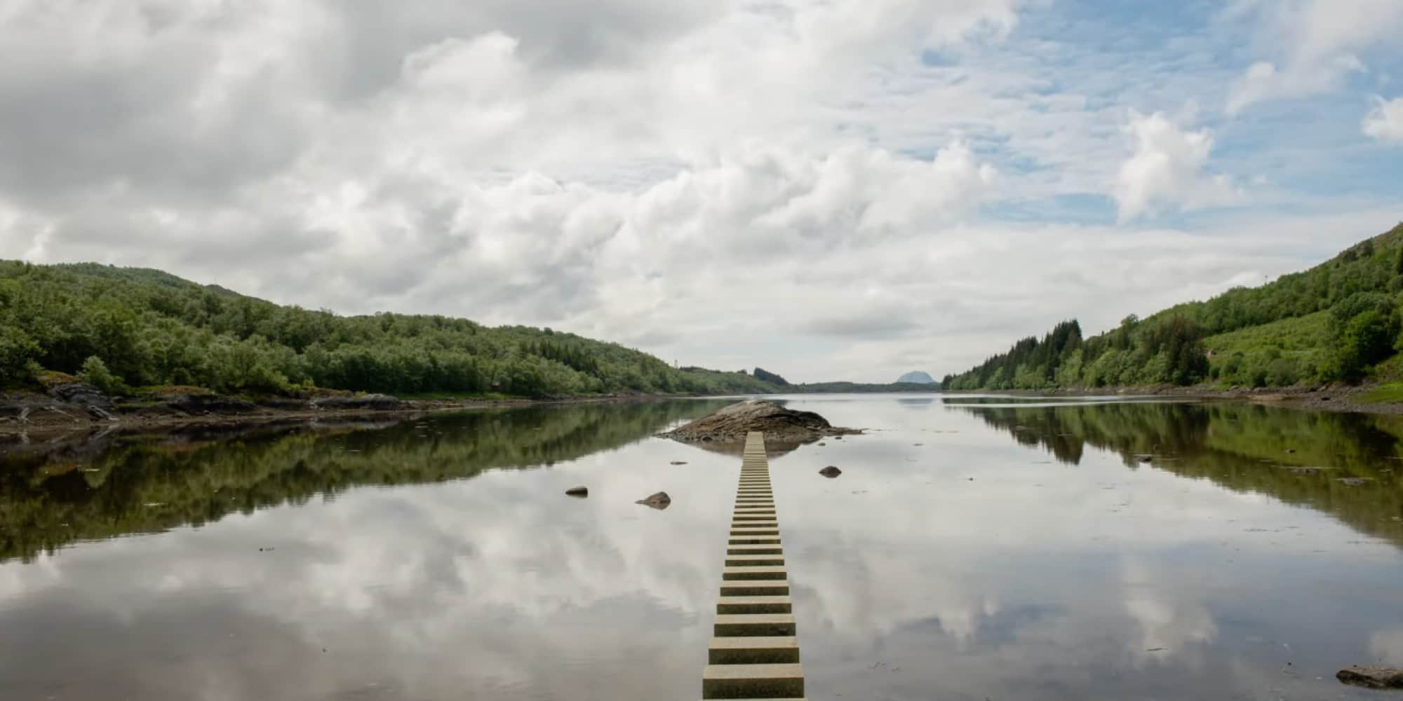 Το πέτρινο μονοπάτι στη Νορβηγία που εξαφανίζεται με την παλίρροια