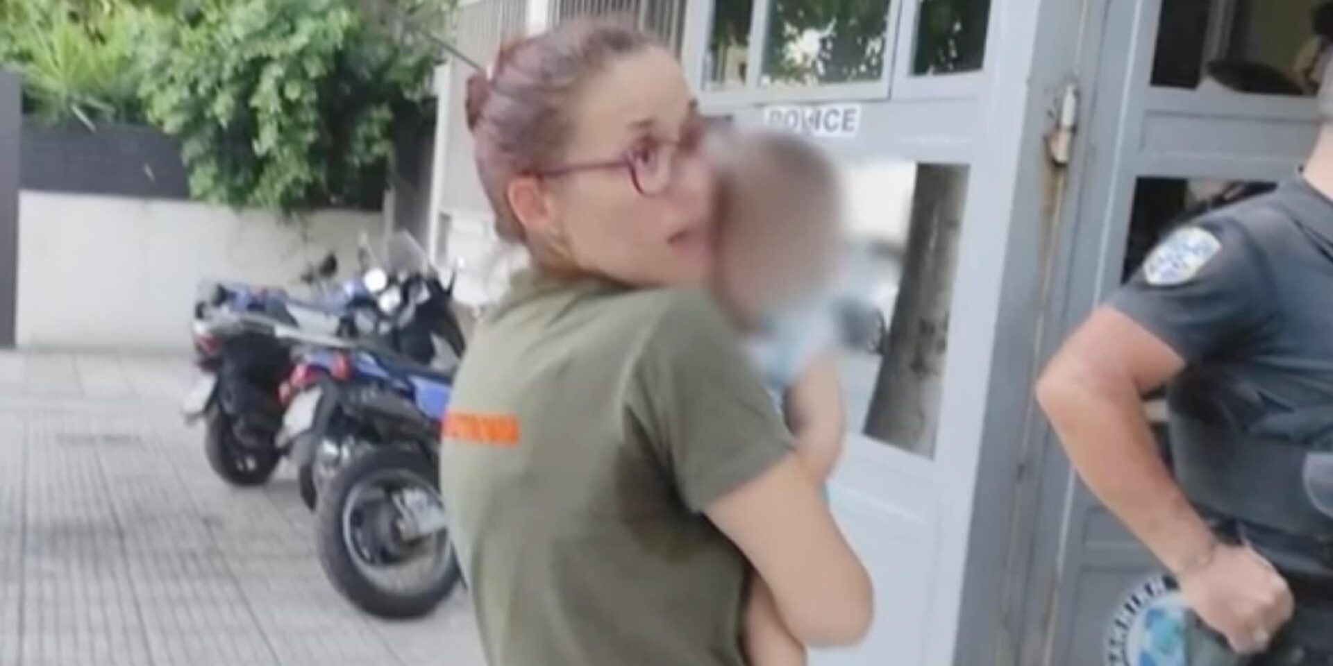H στιγμή που η Δημοτική Αστυνομία βρίσκει το μωρό στο Αιγάλεω