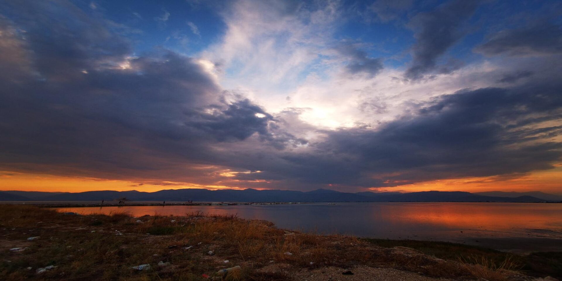 Ο ήλιος δύει πίσω από τα σύννεφα στην πόλη του Ναυπλίου