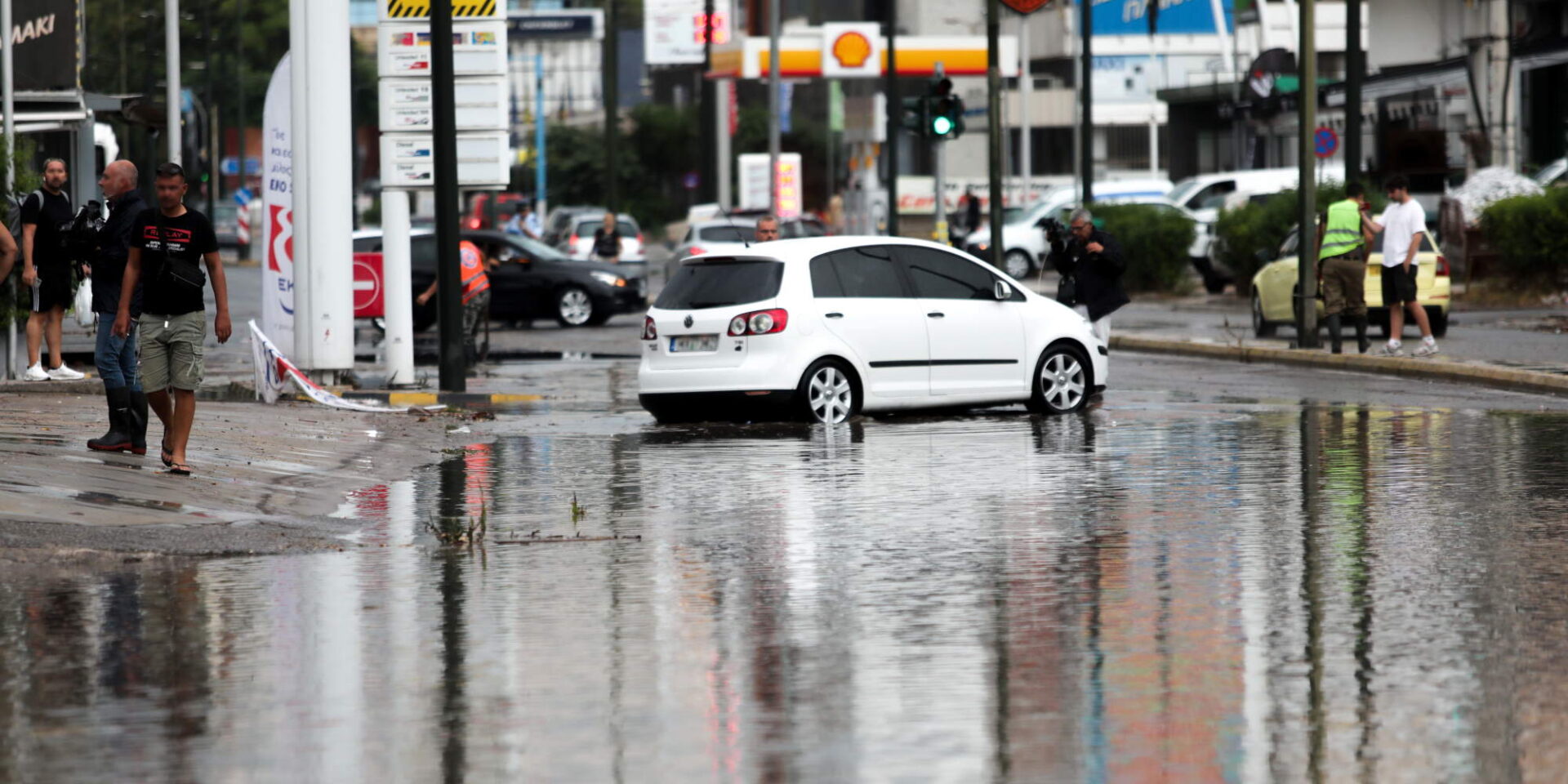 Πλημμυρισμένη ο οδός στην Αττική