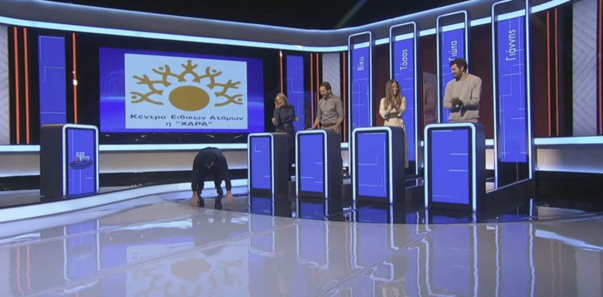 Ο Νίκος Κουρής κάνει push ups στο στούντιο