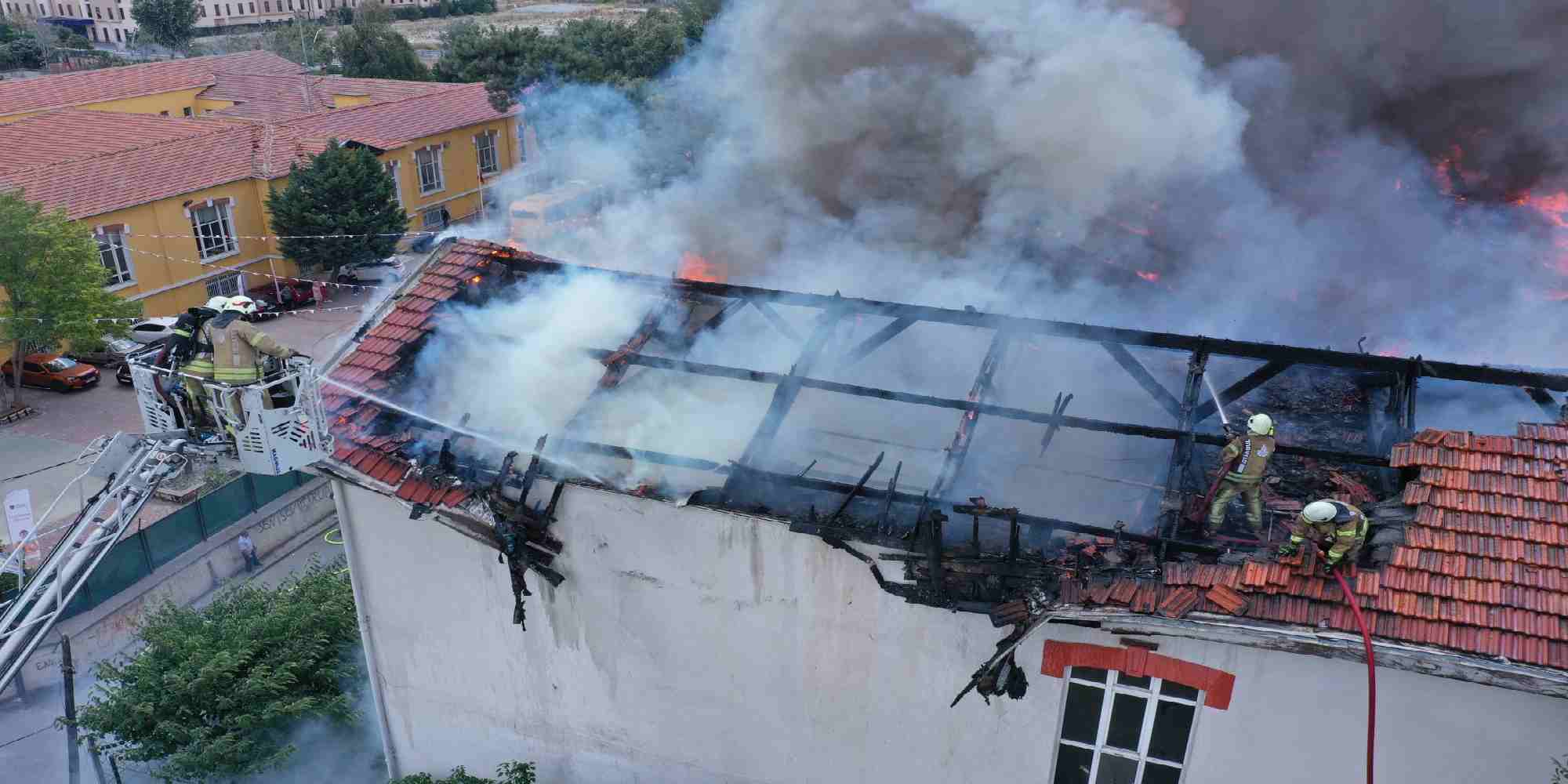 Πυρκαγιά στο Ελληνικό Νοσοκομείο στο Βαλουκλή της Κωνσταντινούπολης, την Πέμπτη 4 Αυγούστου 2022