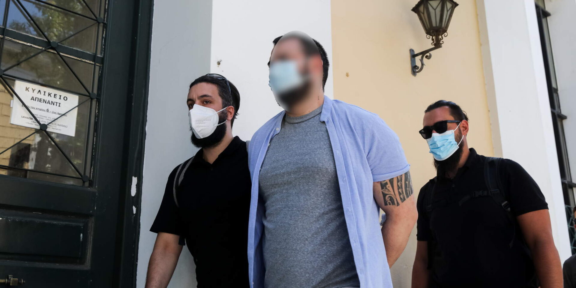 Ο πρώην παίκτης ριάλιτι οδηγείται υπό συνοδεία στον ανακριτή