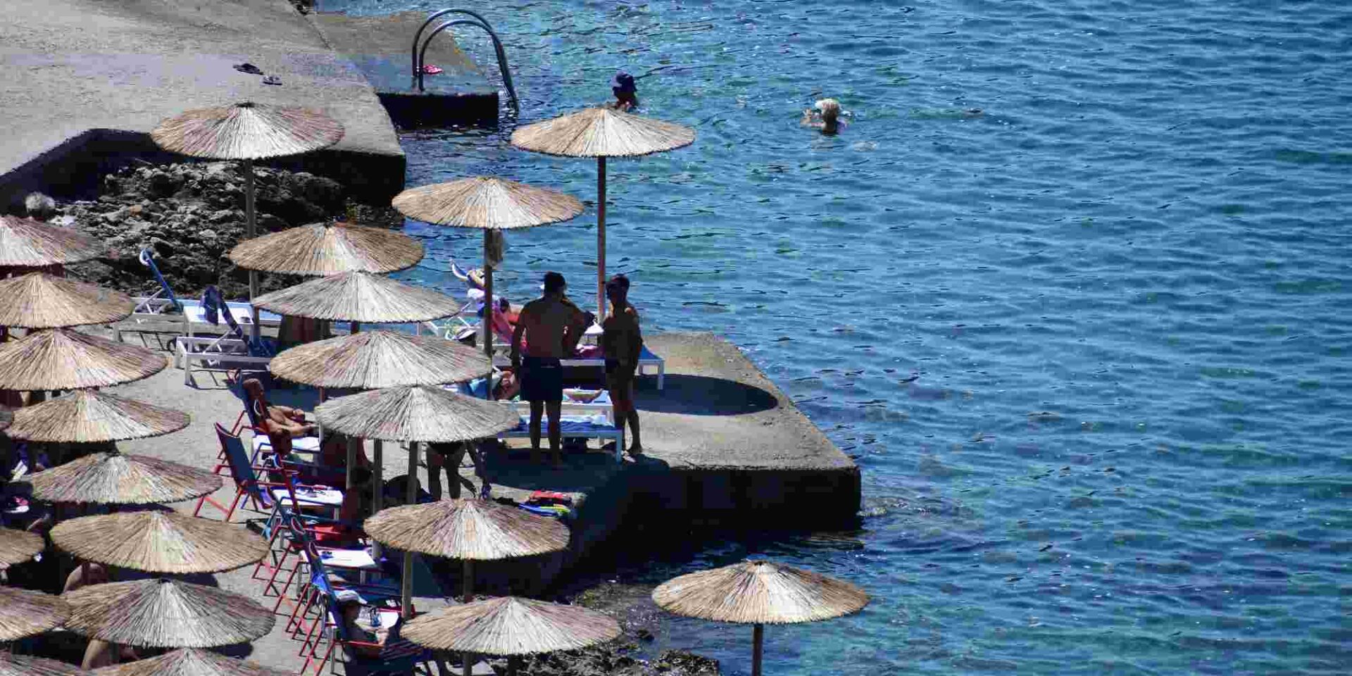 Κόσμος σε παραλία στο Ναύπλιο