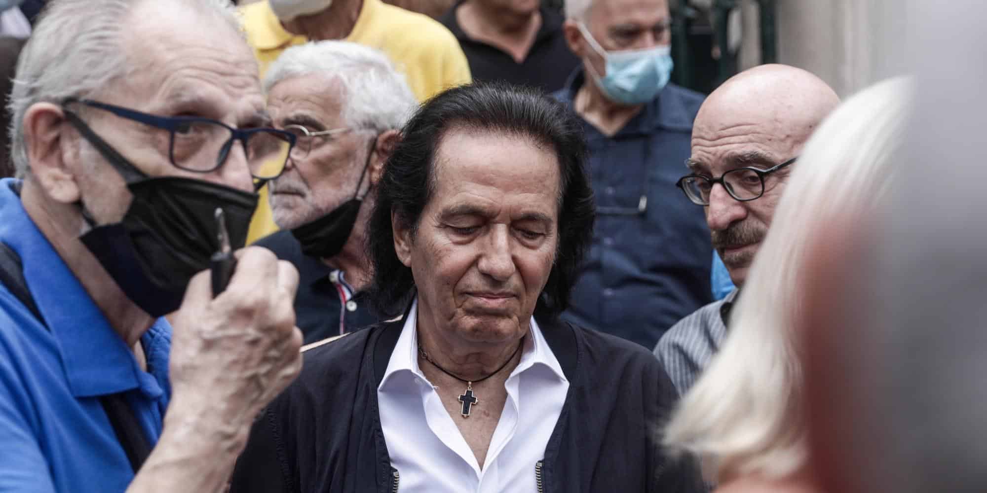 Ο τραγουδιστής Πασχάλης στην κηδεία του Ρόμπερτ Ουίλιαμς