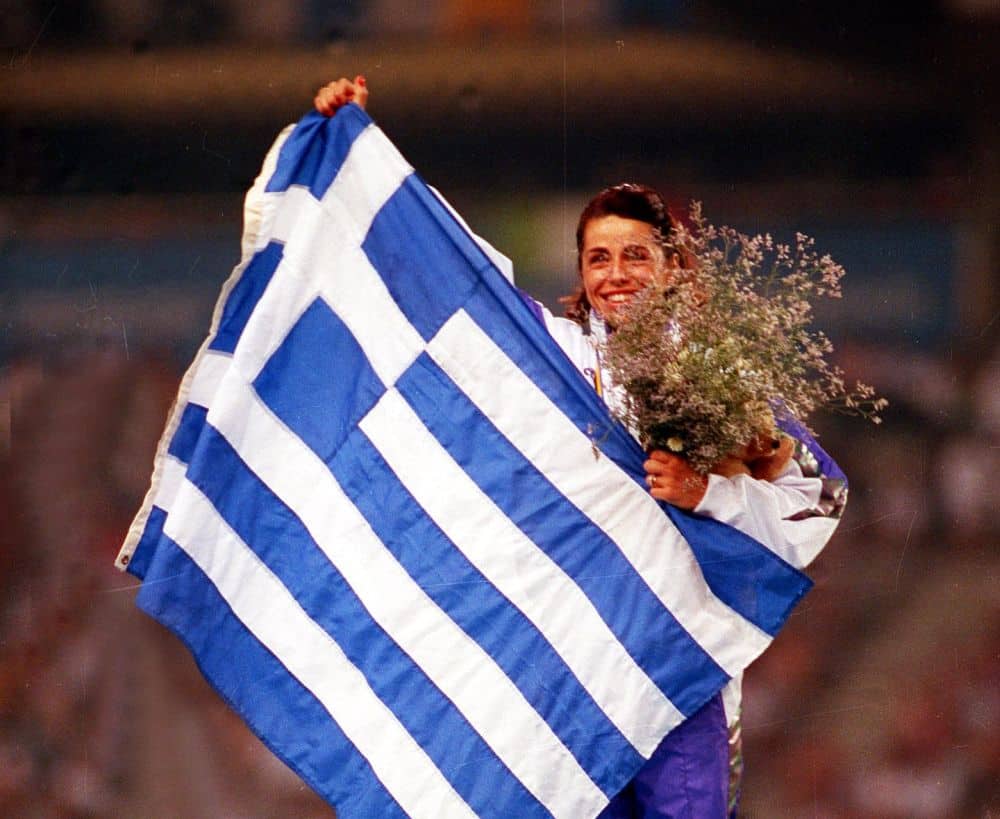 Η Βούλα Πατουλίδου με την ελληνική σημαία