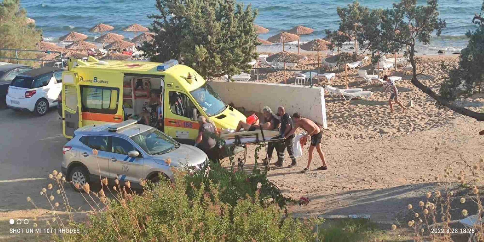 Ασθενοφόρο του ΕΚΑΒ μεταφέρει τους τραυματίες που τραυματίστηκαν από προπέλα στην Ρόδο