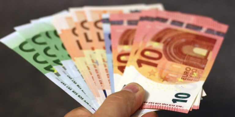 Τέλος οι συναλλαγές με μετρητά – Το πρόστιμο για τους παραβάτες