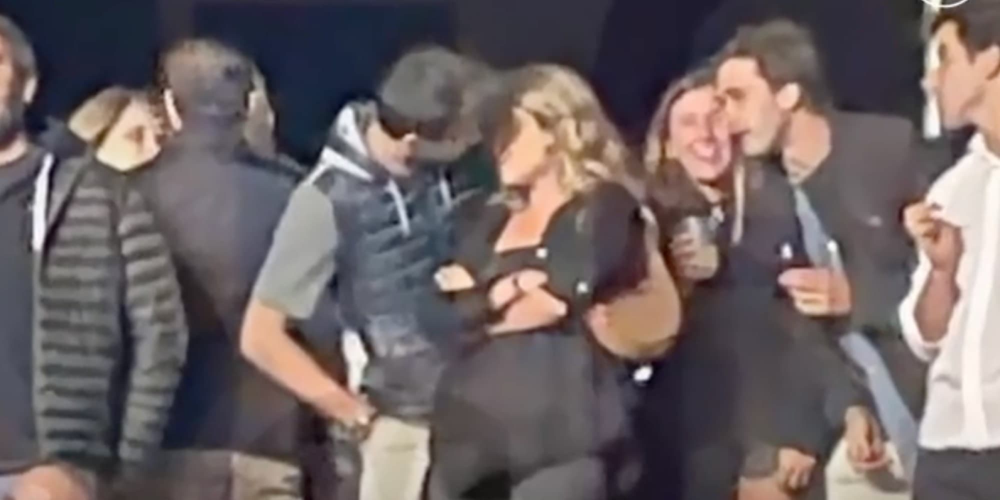 Ο Πικέ αγκαλιά με την 23χρονη νέα σύντροφό του σε συναυλία