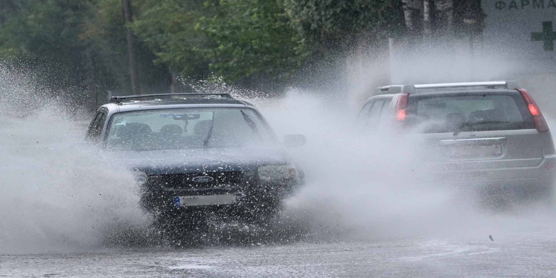 Αυτοκίνητα σε πλημμυρισμένους δρόμους