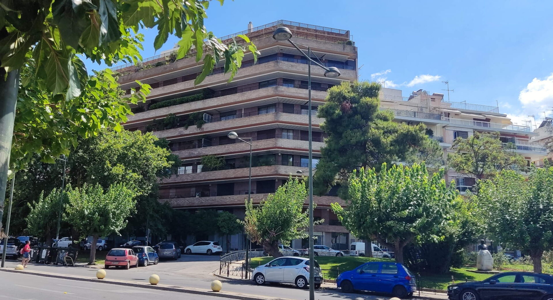 Η πολυκατοικία που πρωταγωνιστεί στους τίτλους αρχής του «Ρετιρέ»