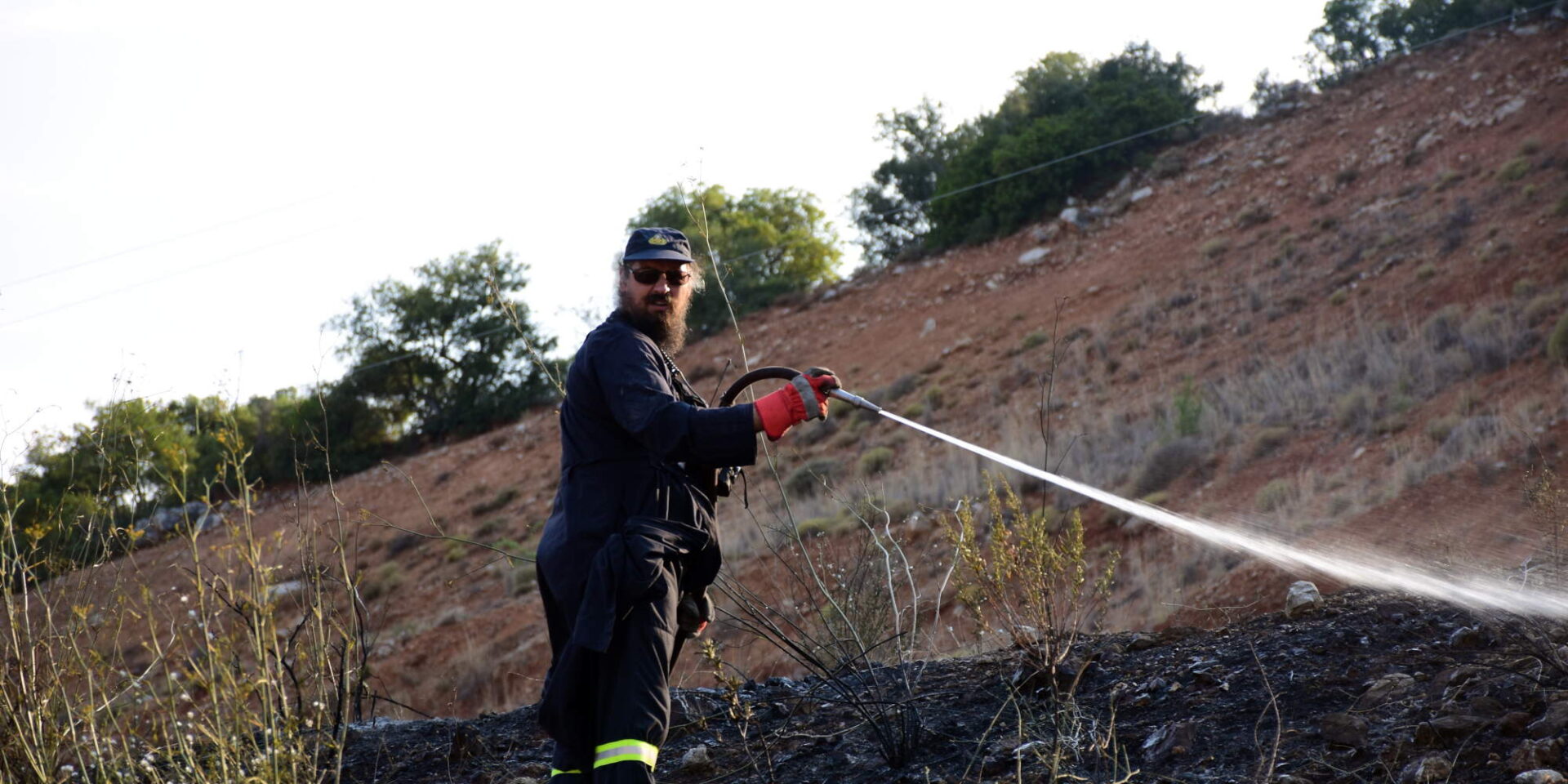 Πυροσβέστης επιχειρεί στο σημείο της φωτιάς