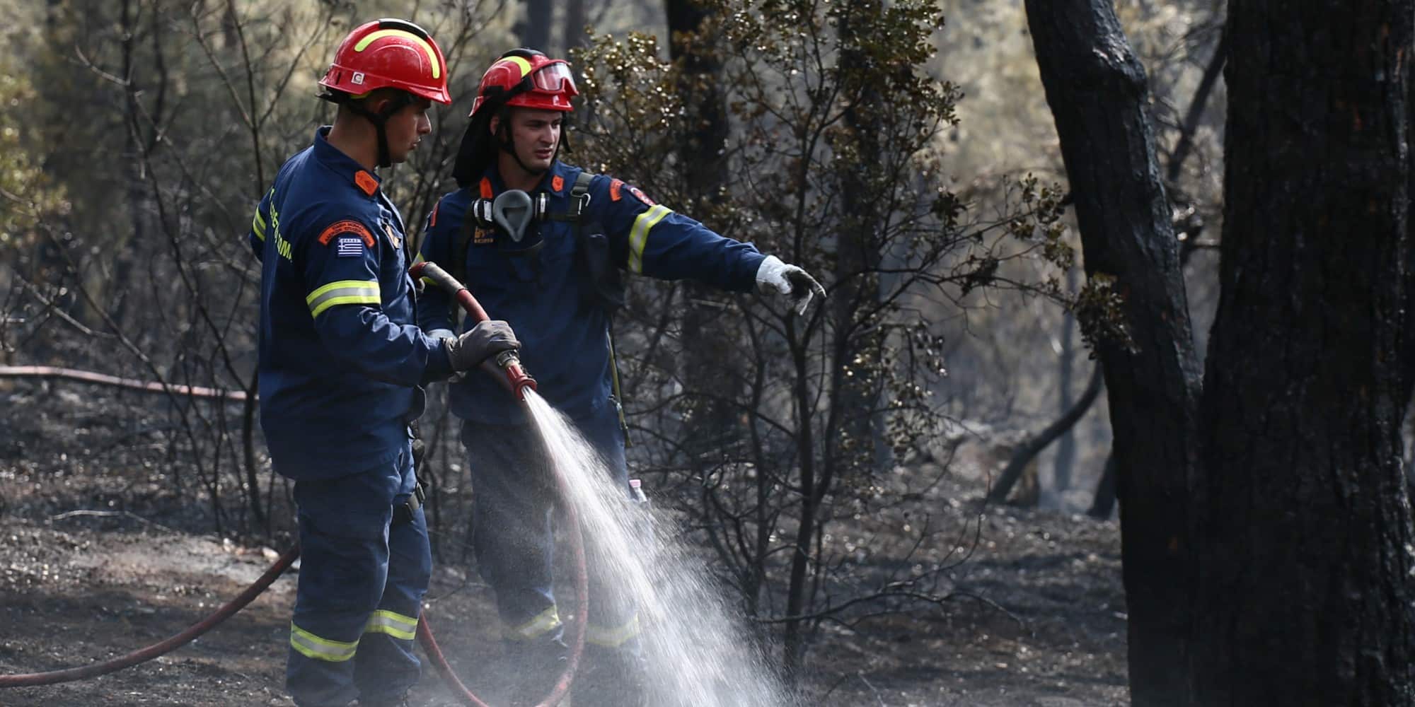 Πυροσβέστες επιχειρούν στην κατάσβεση της πυρκαγιάς στο δάσος του Σέιχ Σου στη Θεσσαλονίκη