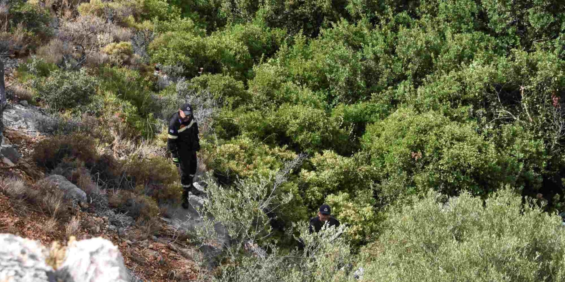 Άνδρες του ΕΚΑΒ σε επιχείρηση διάσωσης