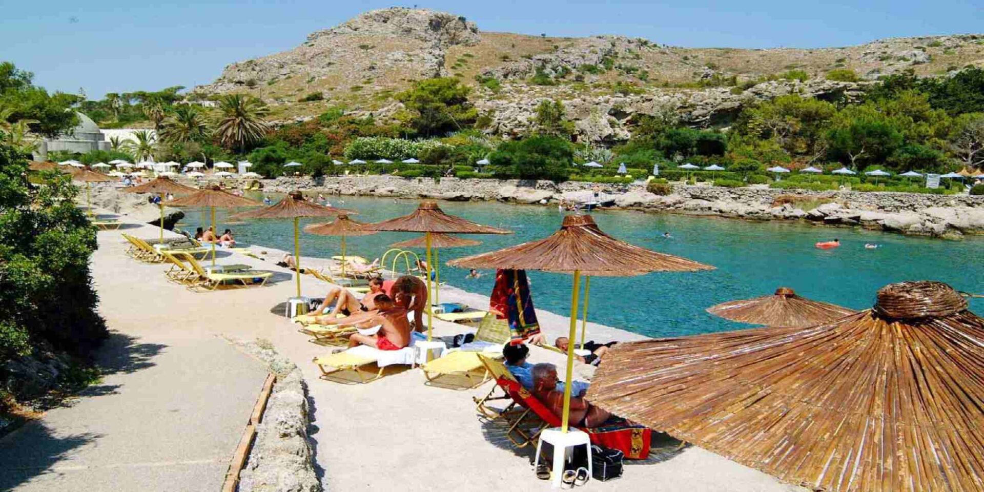 Τουρίστες σε παραλία της Ρόδου