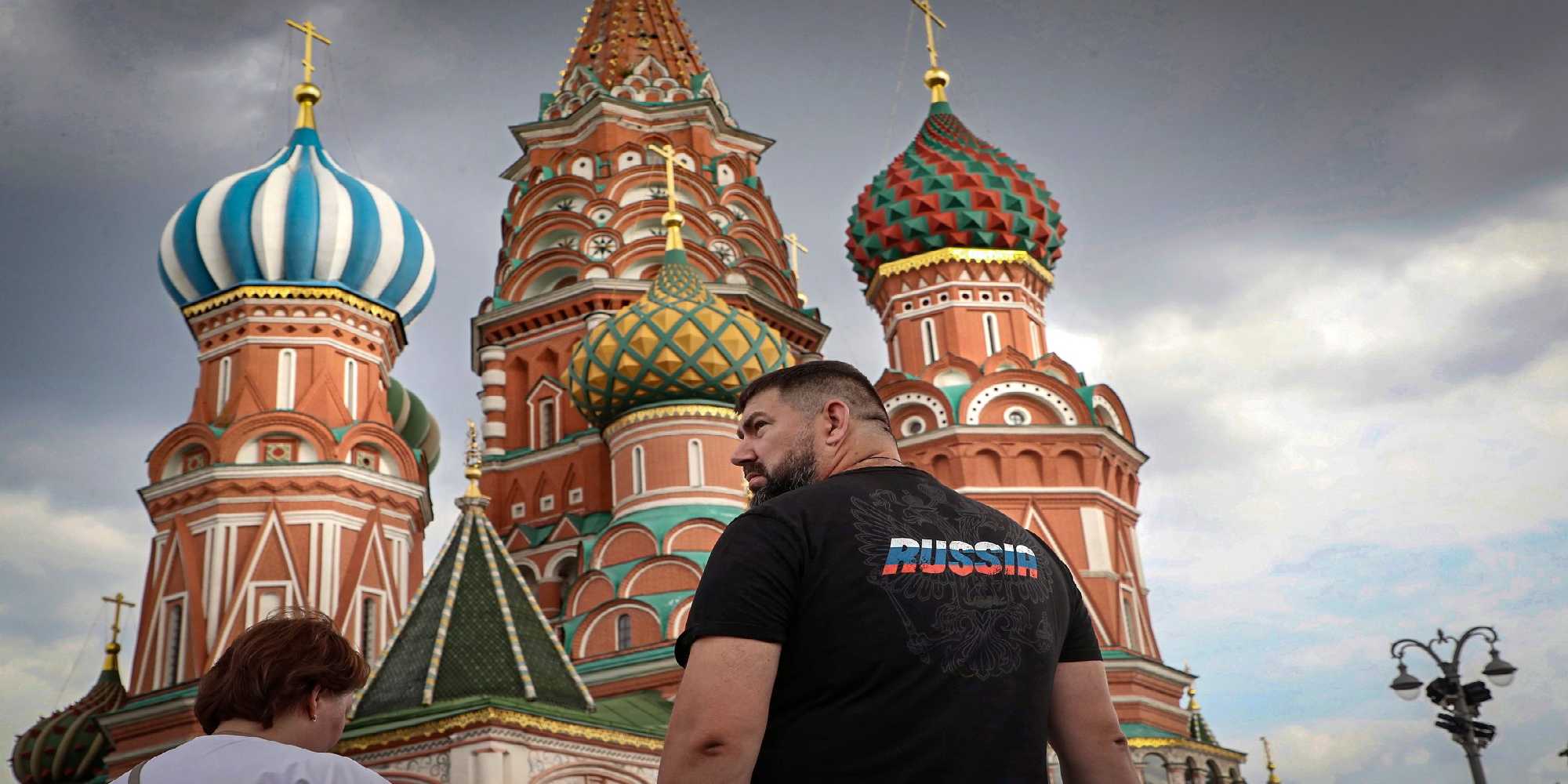 Ρώσοι τουρίστες περπατούν στην Κόκκινη Πλατεία στη Μόσχα