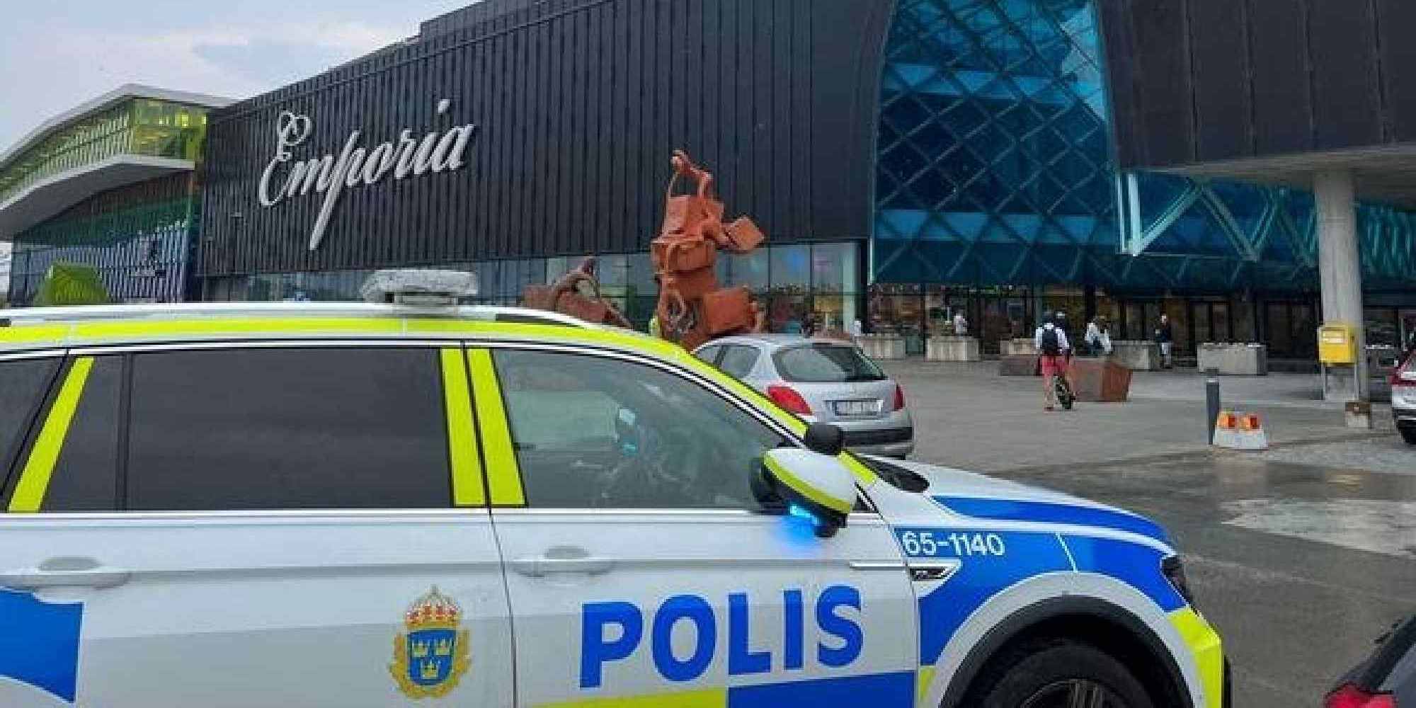 H αστυνομία στο εμπορικό κέντρο στην Σουηδία μετά από πυροβολισμό
